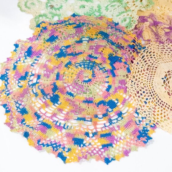 Vintage Doilies Lot No.2 / Assorted Colours + Patterns / 7 pcs / Victorian Craft - Picture 3 of 3